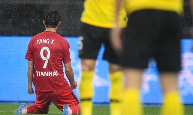 法甲巴黎补时争议点球绝杀里尔，终结对手三连胜登顶引热议